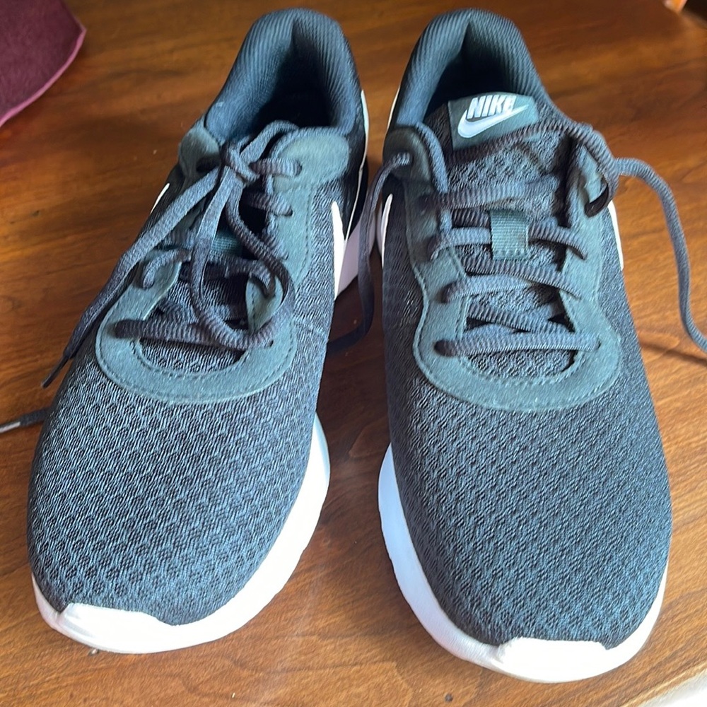 Nike shoes EUC size 9 - Picture 7 of 12